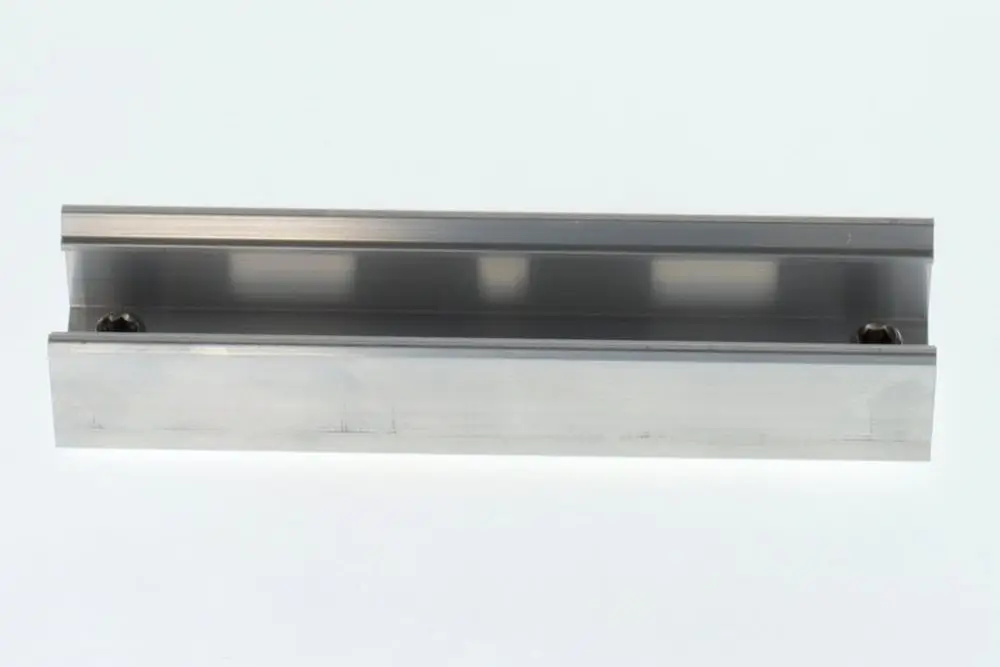 BOSCH Steckverbinder in schlanker Metallausführung mit zwei Montageöffnungen, bereit zur Befestigung an einer Obefläche.